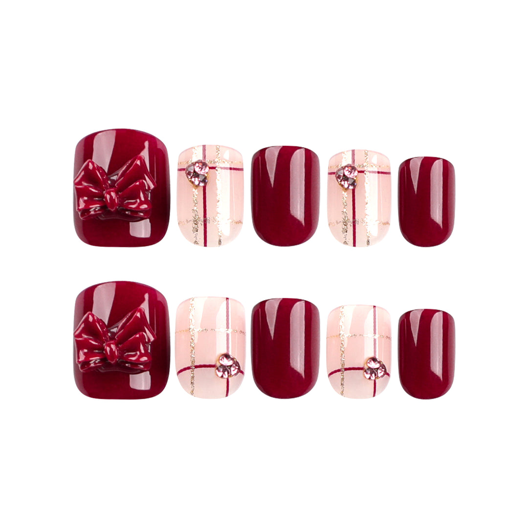 Artful nail decoration with elegant details Kalsten