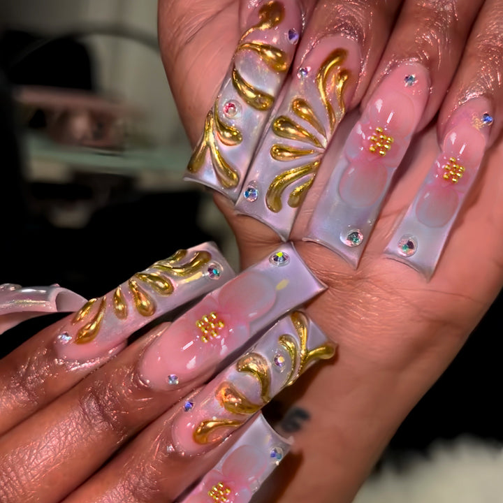Luxury Gold-Accented Press-On Nail Art Kalsten