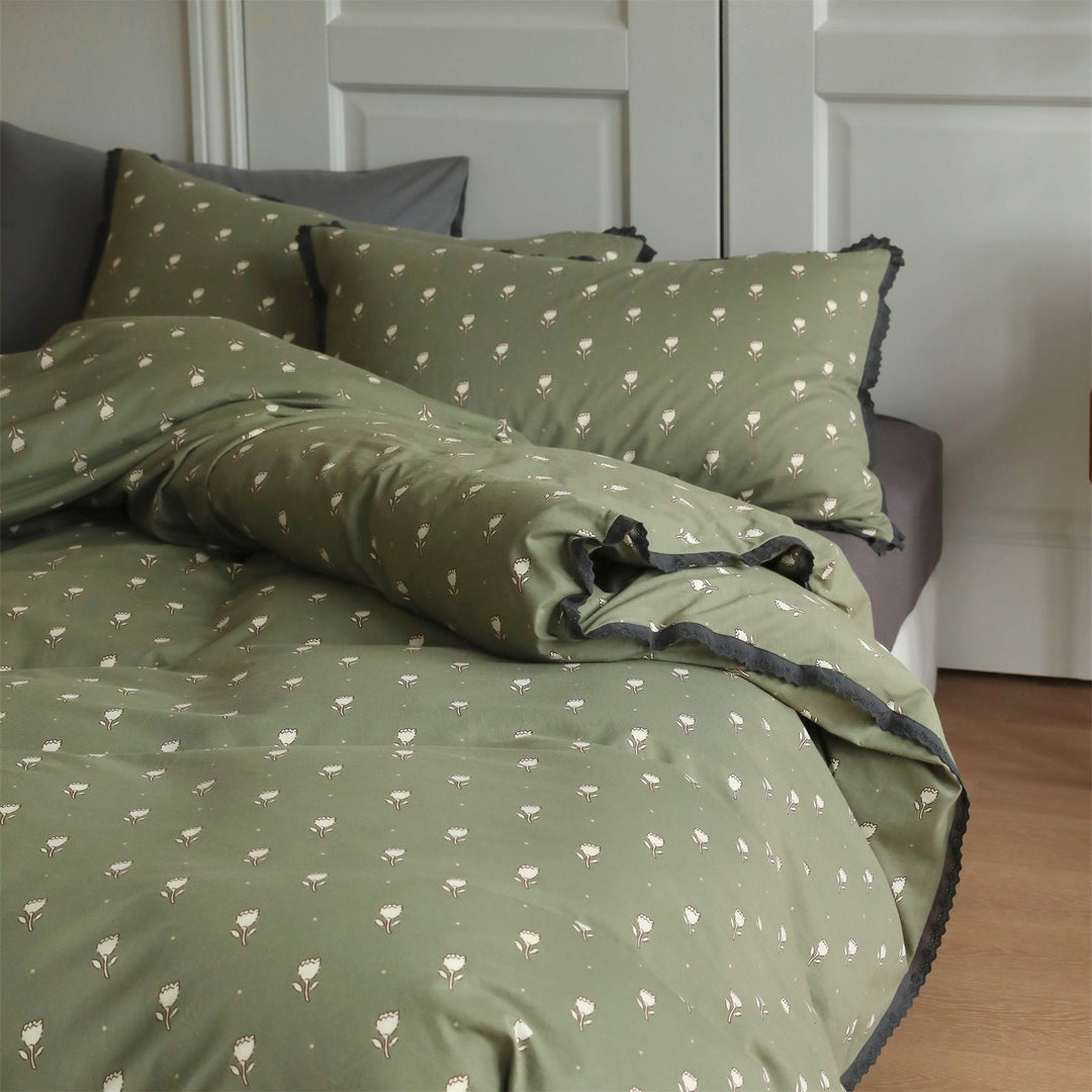 Cotton bedding set with vintage floral pattern and crocheted edge