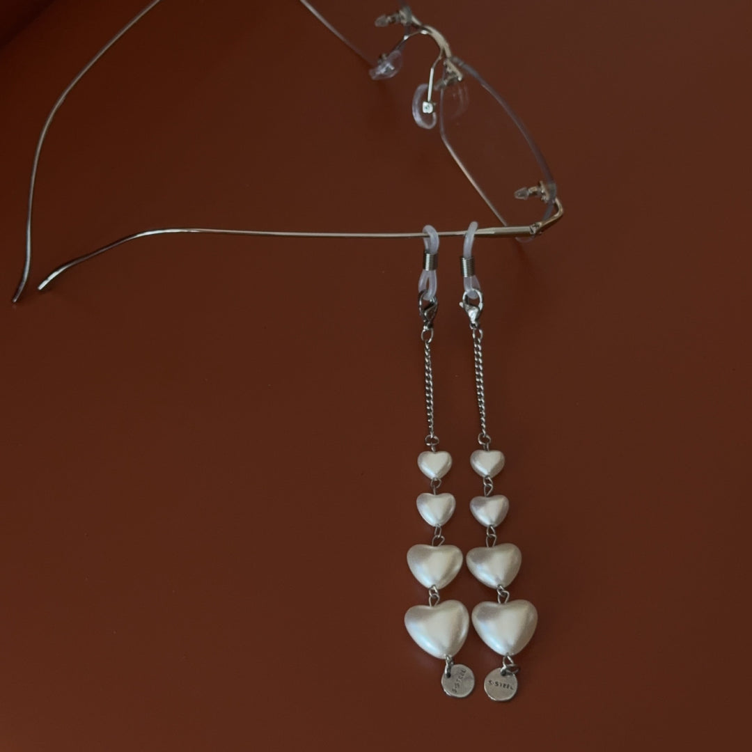 Heart-Shaped Pearl Accented Eyewear Chain Kalsten