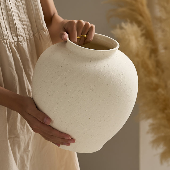 Elegant ceramic vase with organic shapes Kalsten