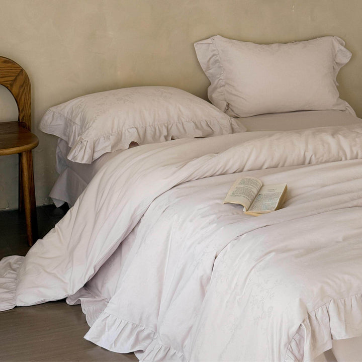 Ruffled bedding set made of cotton jacquard with medallion relief