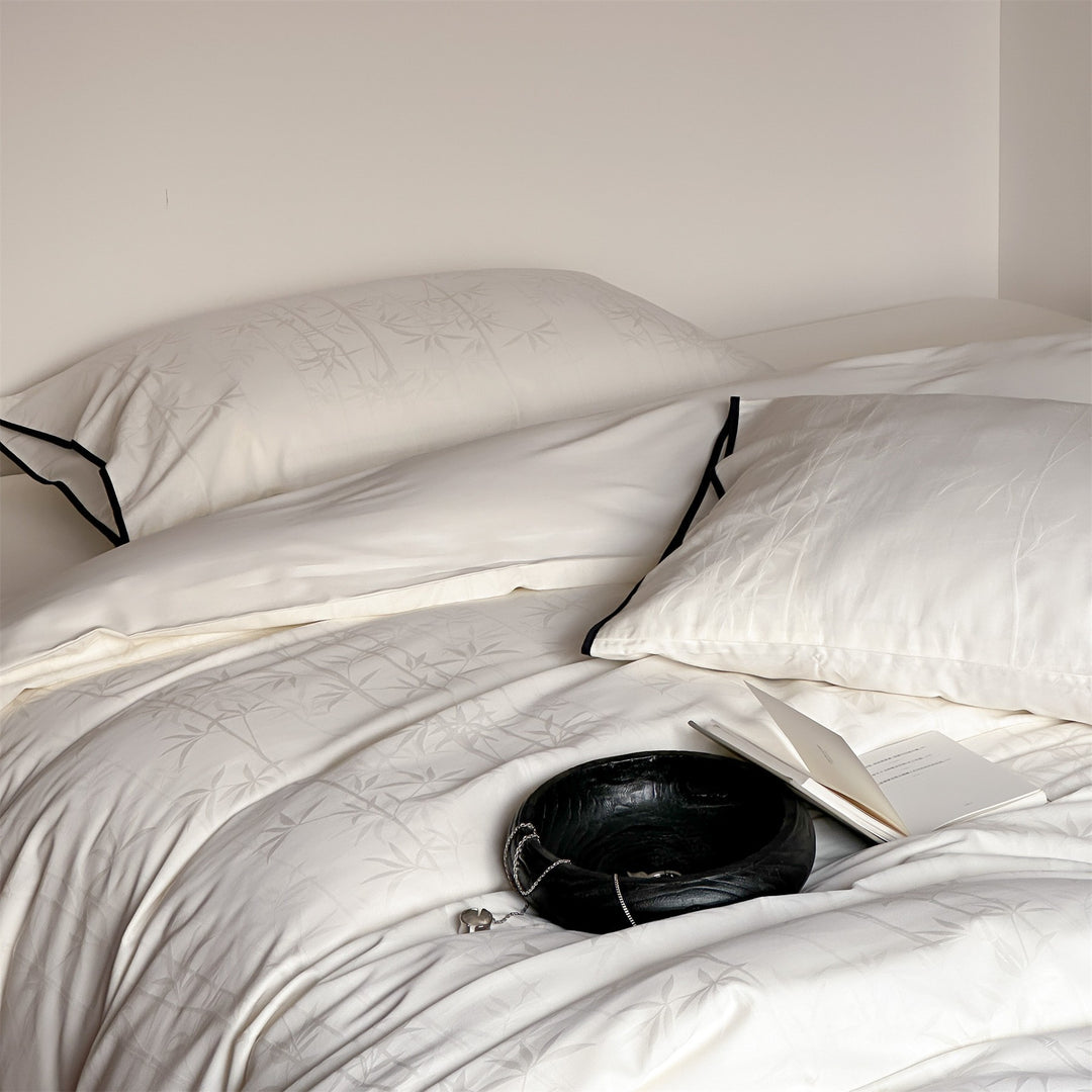 Bedding set made of cotton satin with bamboo jacquard and contrasting piping