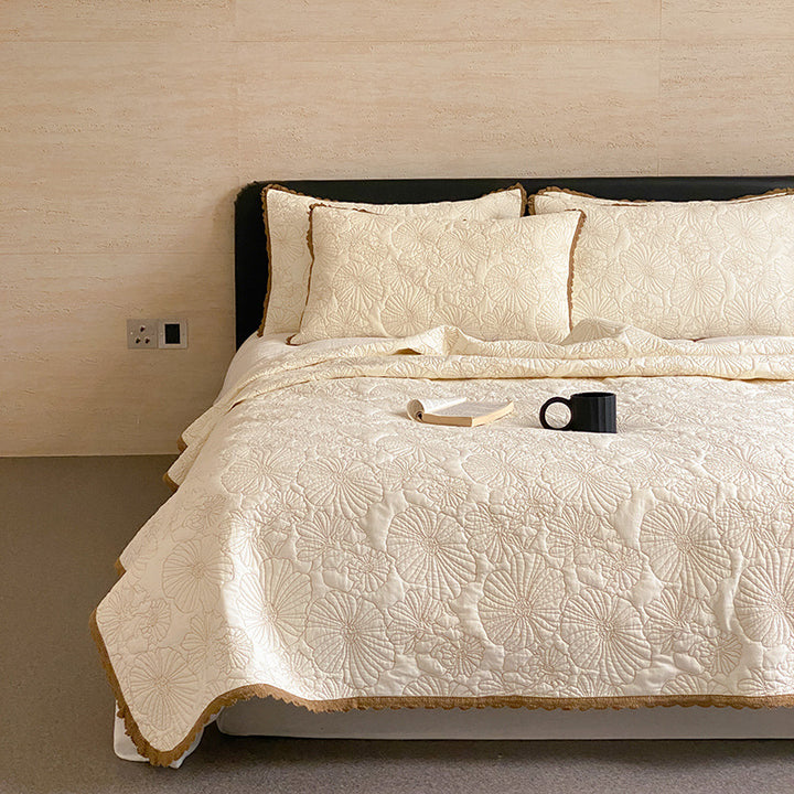 Quilted cotton-linen bedspread set with floral quilting pattern and crochet edge