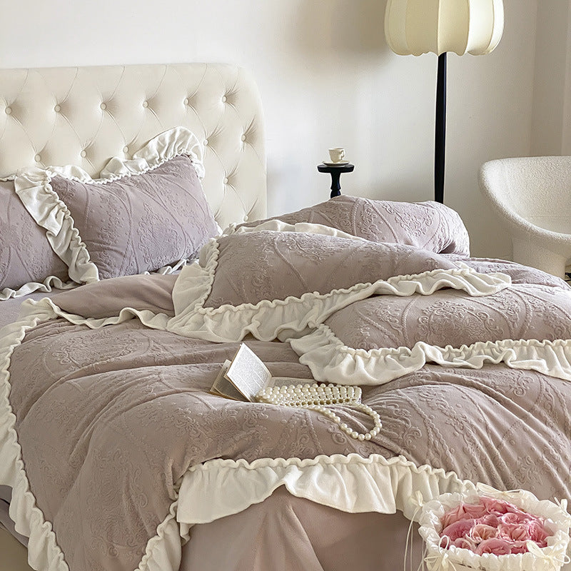 Bedding set with quilted jacquard relief and decorative ruffle
