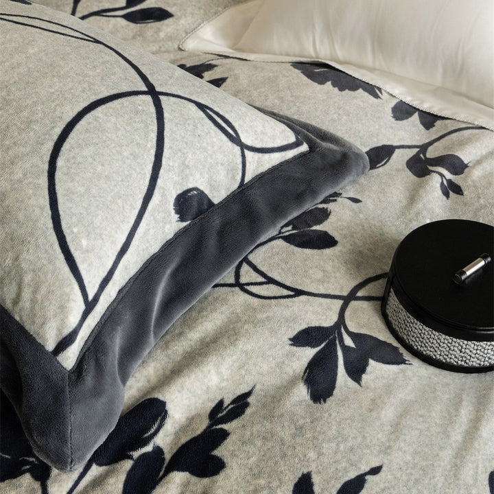 Luxurious reversible bedding set with velvety edging and abstract Ikat pattern