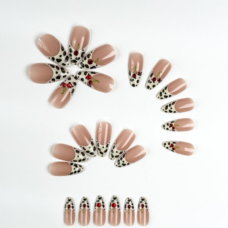 Glamorous artificial nails in leopard look Kalsten