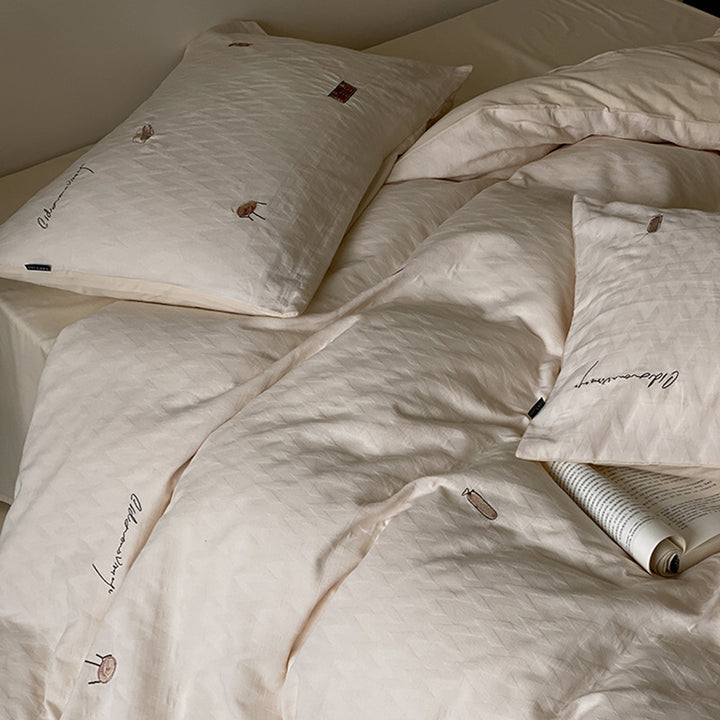 Quilted bedding set made of organic cotton with subtly embroidered mini motifs