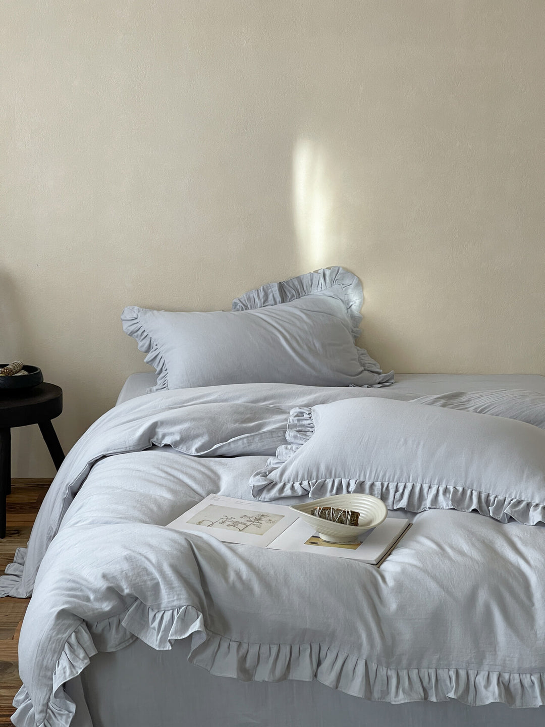 Bedding set with ruffles and extra soft cotton-linen quality
