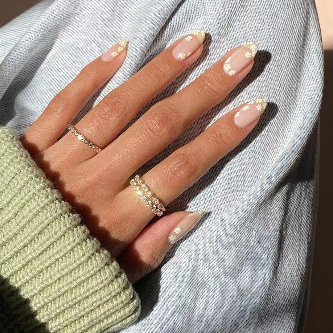 Artificial nail art with floral design and glitter accents Kalsten