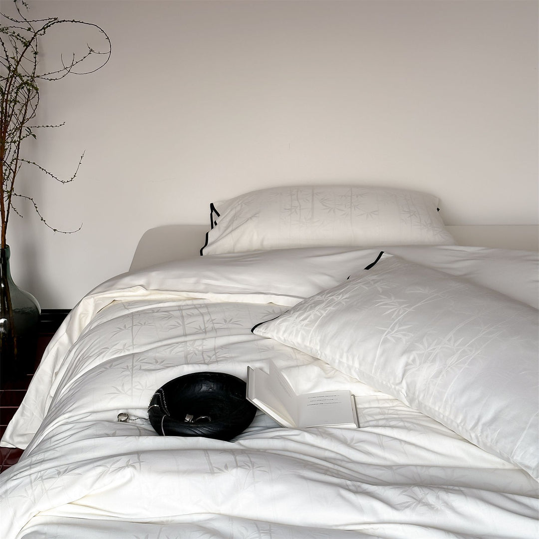 Bedding set made of cotton satin with bamboo jacquard and contrasting piping