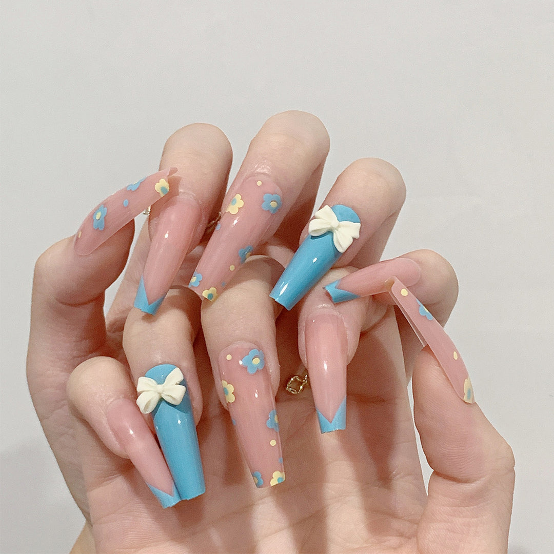 Artistic and playful nail extensions with floral patterns Kalsten