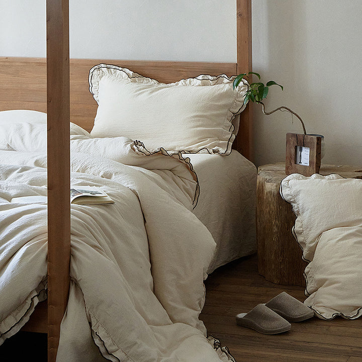 Linen-cotton bedding set with ruffled edge and throw blanket