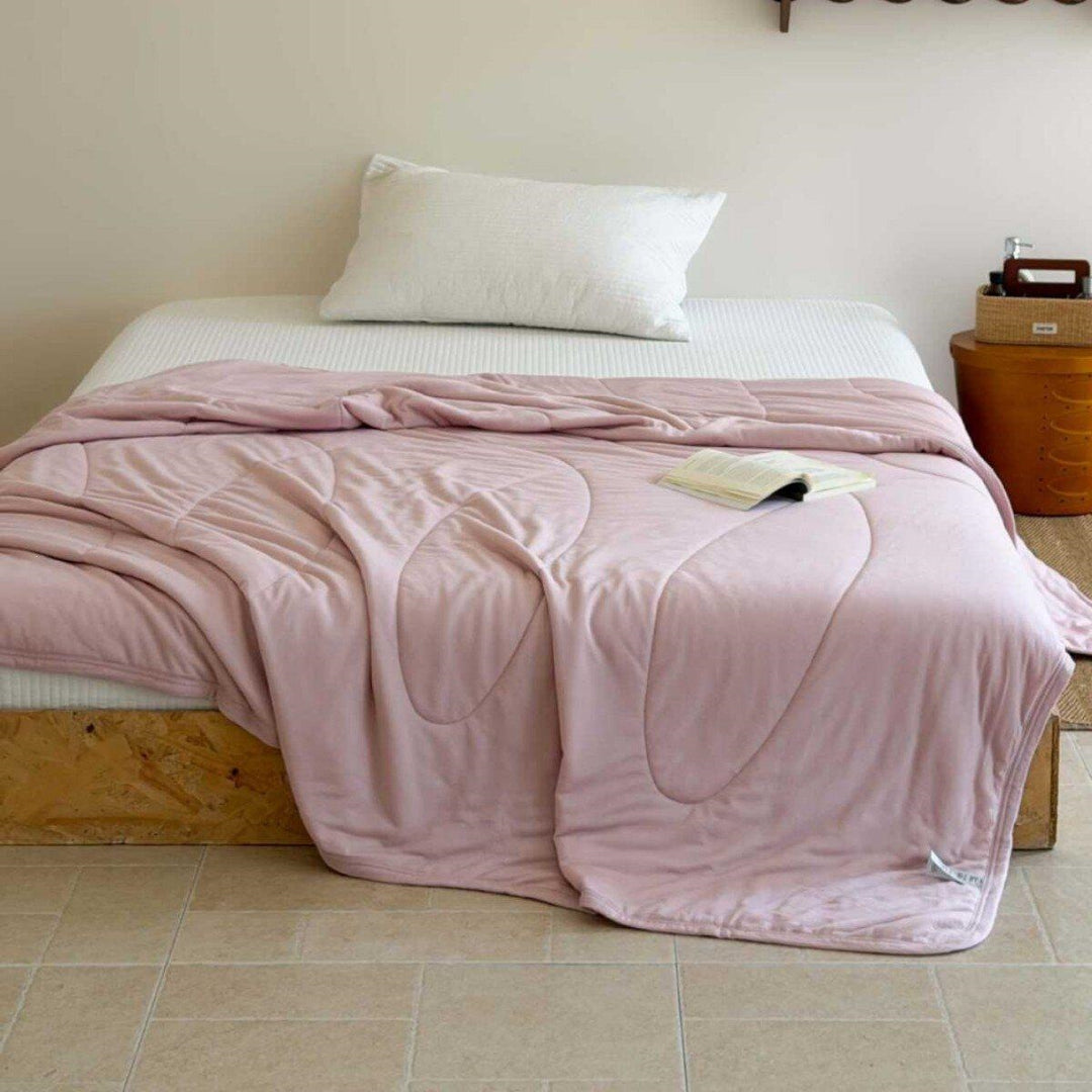 Light quilted summer blanket made of microfibre with breathable climate filling