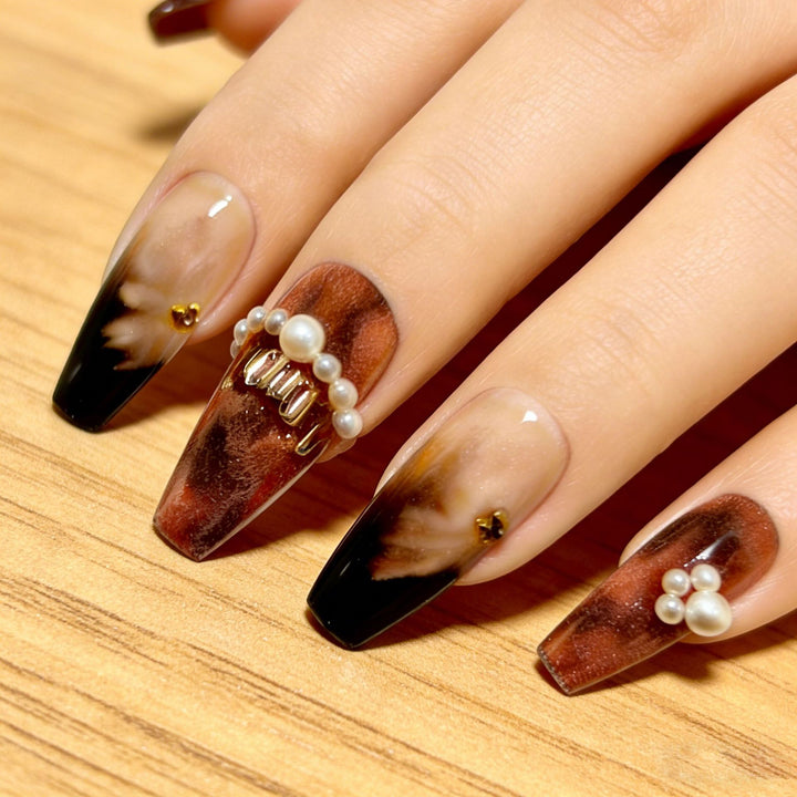 Artificial nails with elegant pearl and gold accents Kalsten