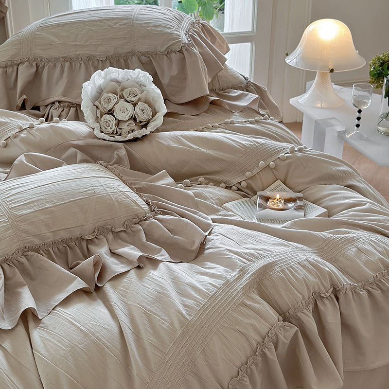 Bedding set made of cotton percale with ruffled flounce, decorative pleats, and pompom edge