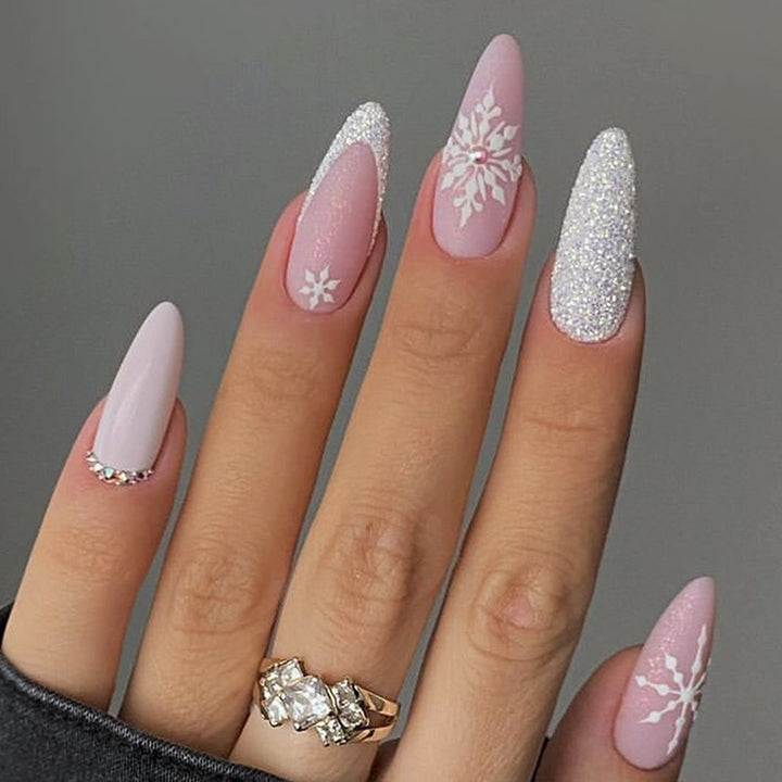 Nail set with wintry snowflake design Kalsten