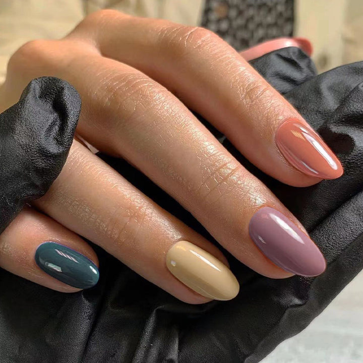 Artful nail extensions with an elegant leaf pattern Kalsten