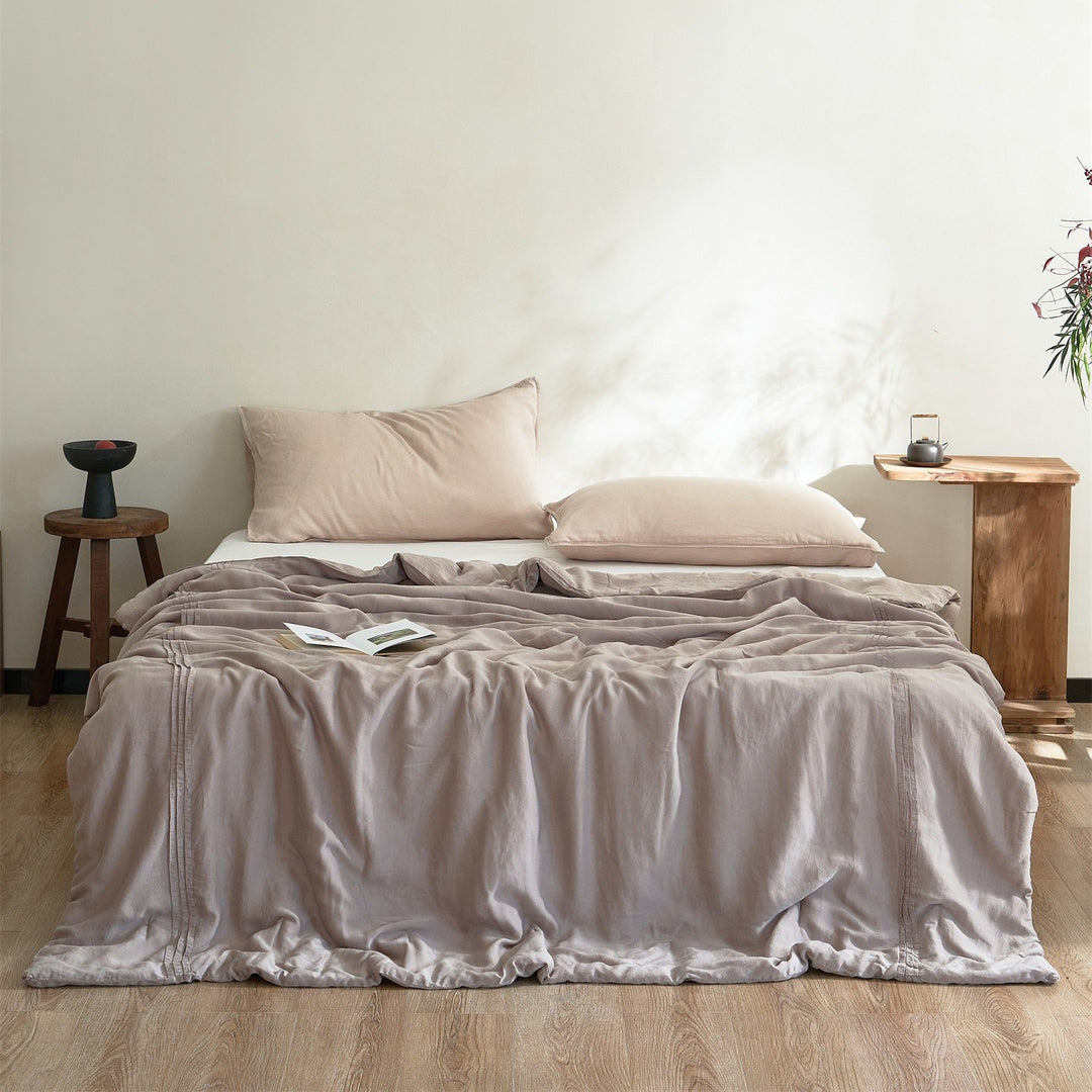 Linen bedding set with fine tucks and washed linen look