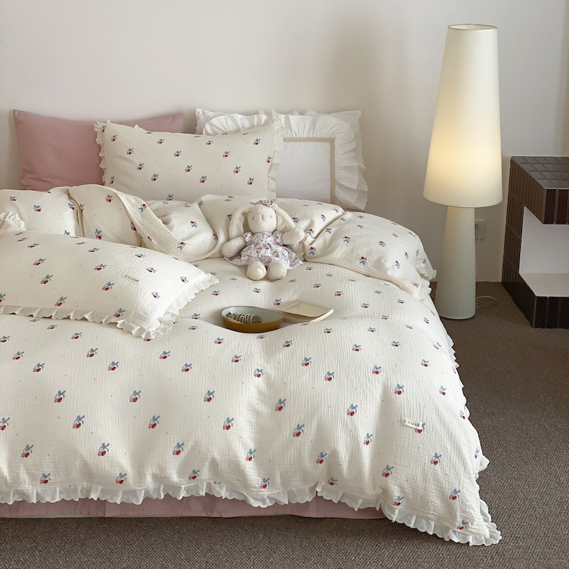 Bedding set made of cotton muslin with ruffles and playful animal print
