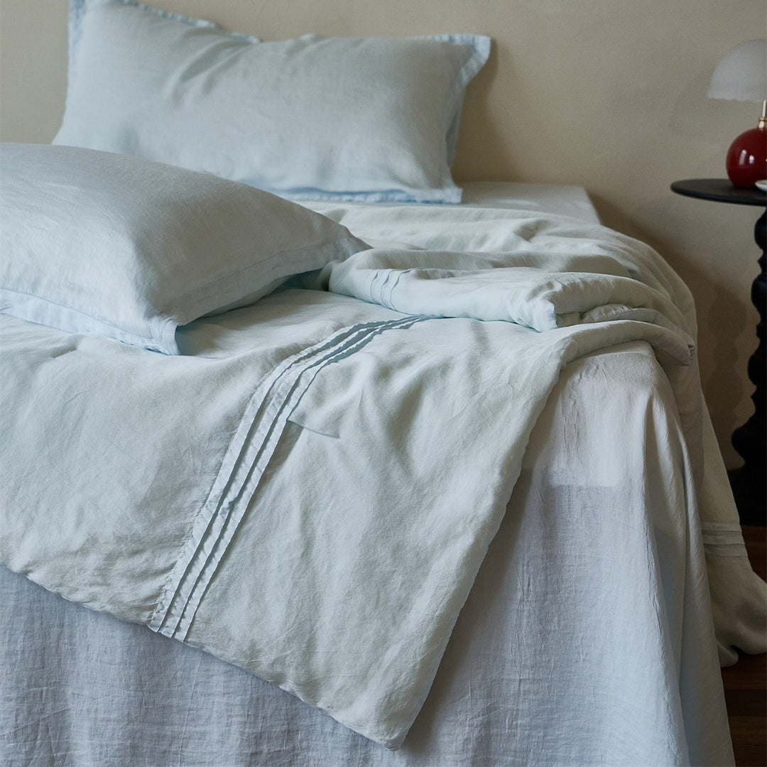 Linen bedding set with fine tucks and washed linen look