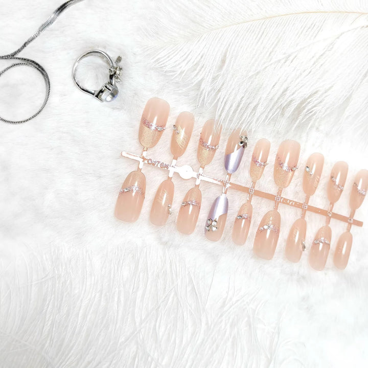 Luxury artificial nails with elegant accents Kalsten