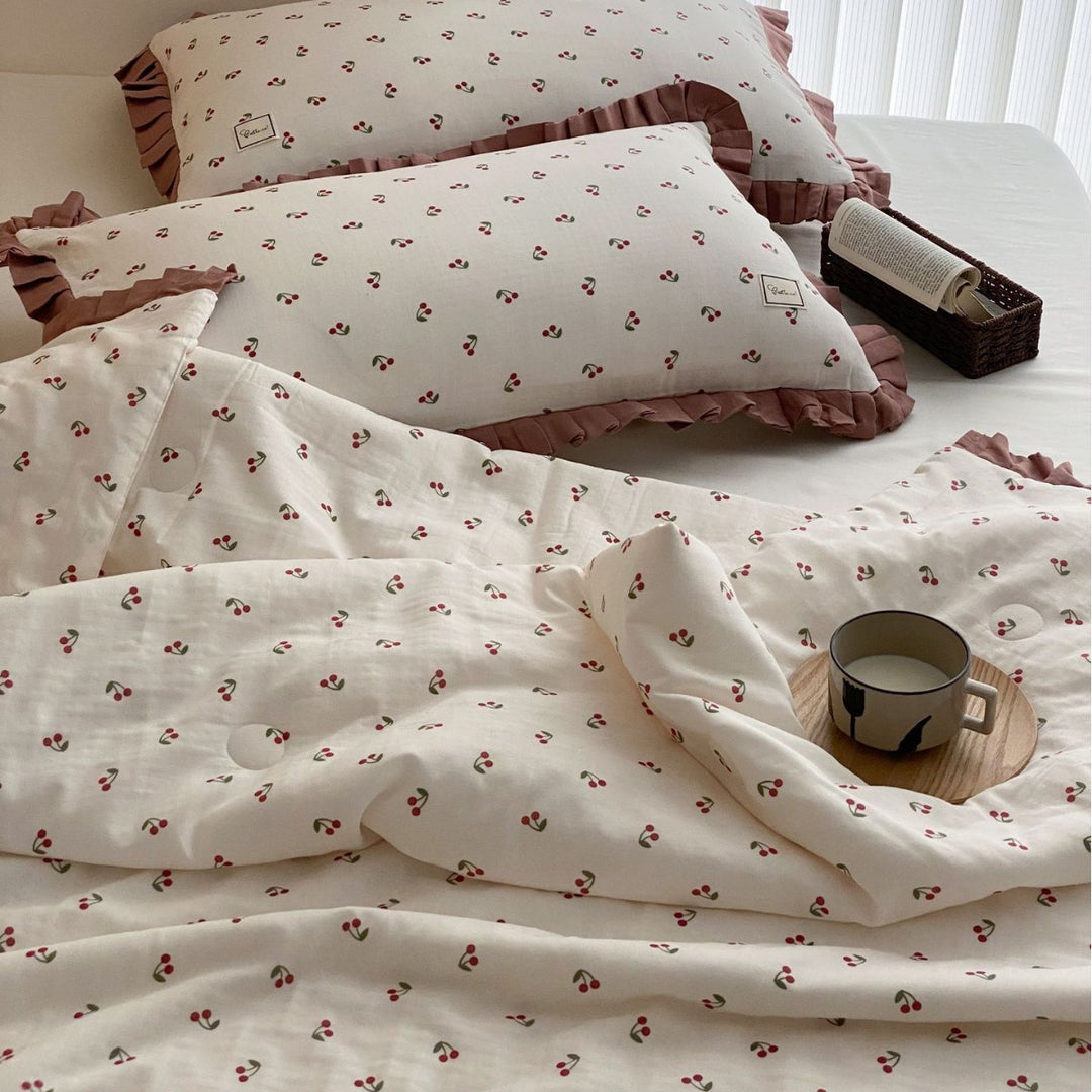 Bedding set made of cotton percale with gathered frill edge and fine floral print