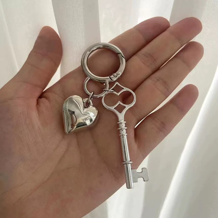 Vintage-Inspired Heart and Key Keychain Kalsten