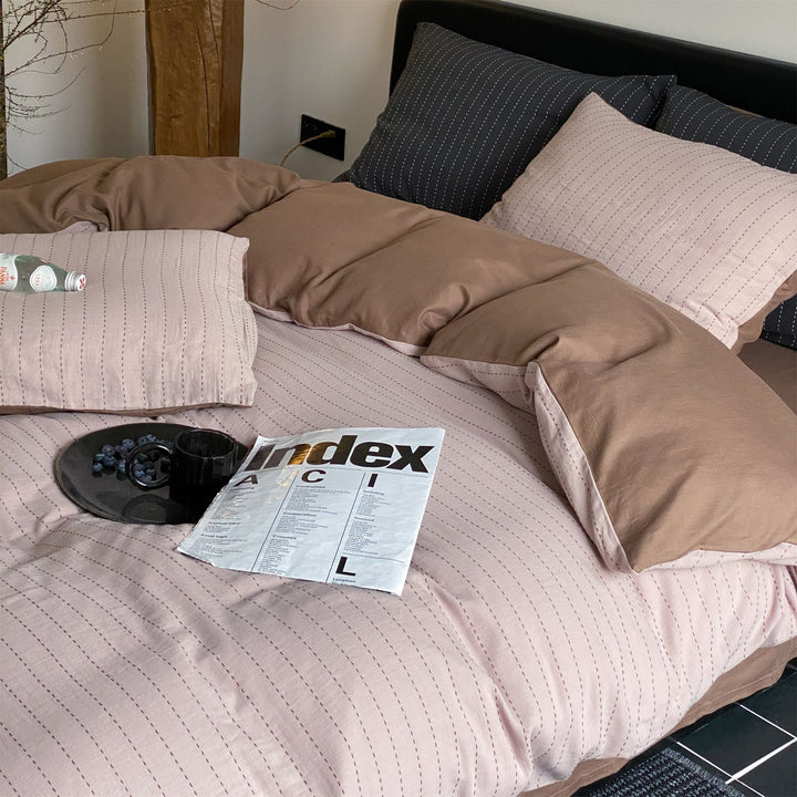 Reversible bedding set made of finely woven cotton satin with a fine quilted stripe