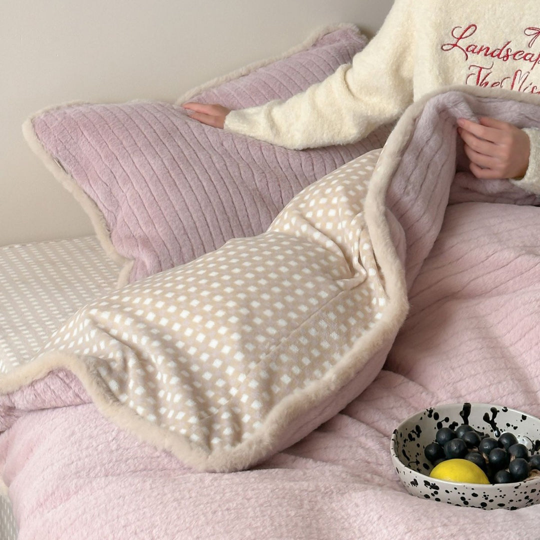 Quilted plush bedding set with ribbed velvet structure and contrasting piping