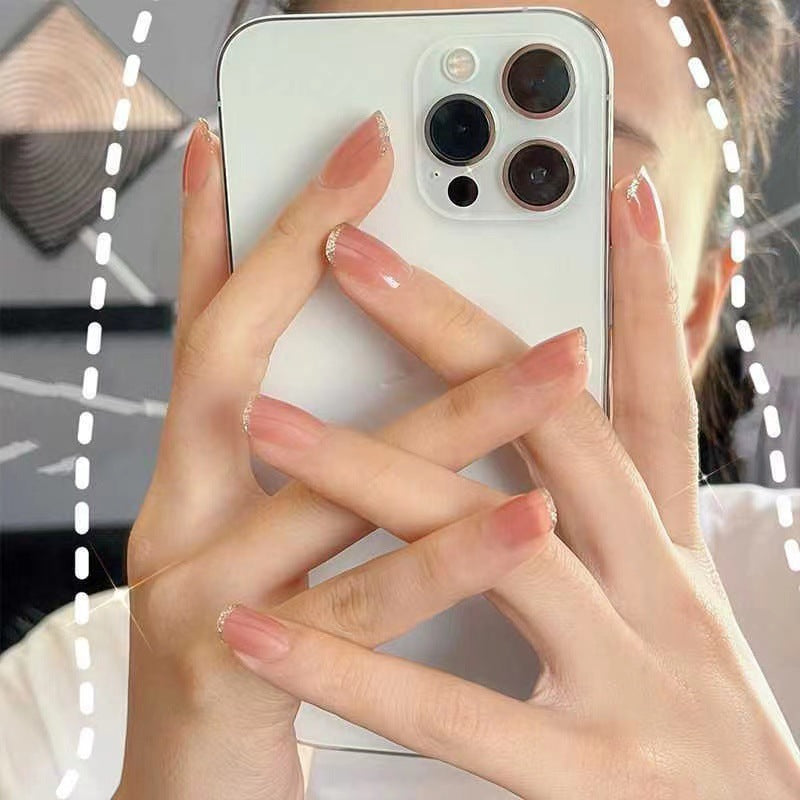Elegant and shimmering nail art Kalsten