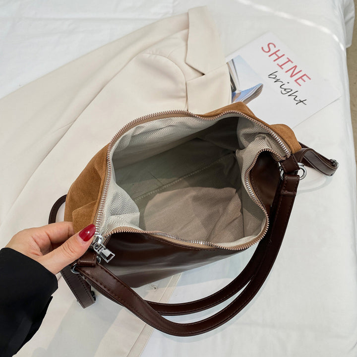 Shoulder bag with playful bear motif Kalsten