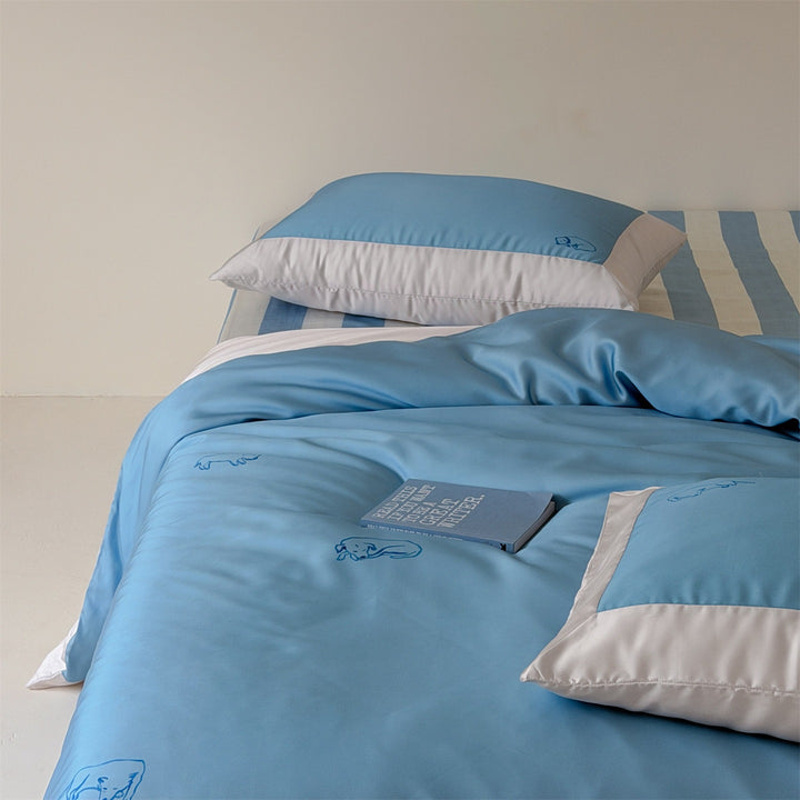 Luxurious duvet cover set made of cotton satin with embroidered dog motif and decorative pillow trim