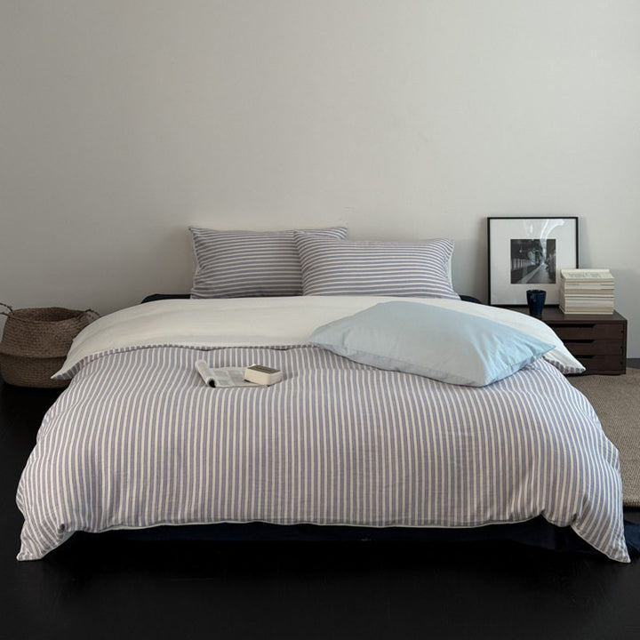 Bedding set in timeless pinstripe design made of breathable cotton percale