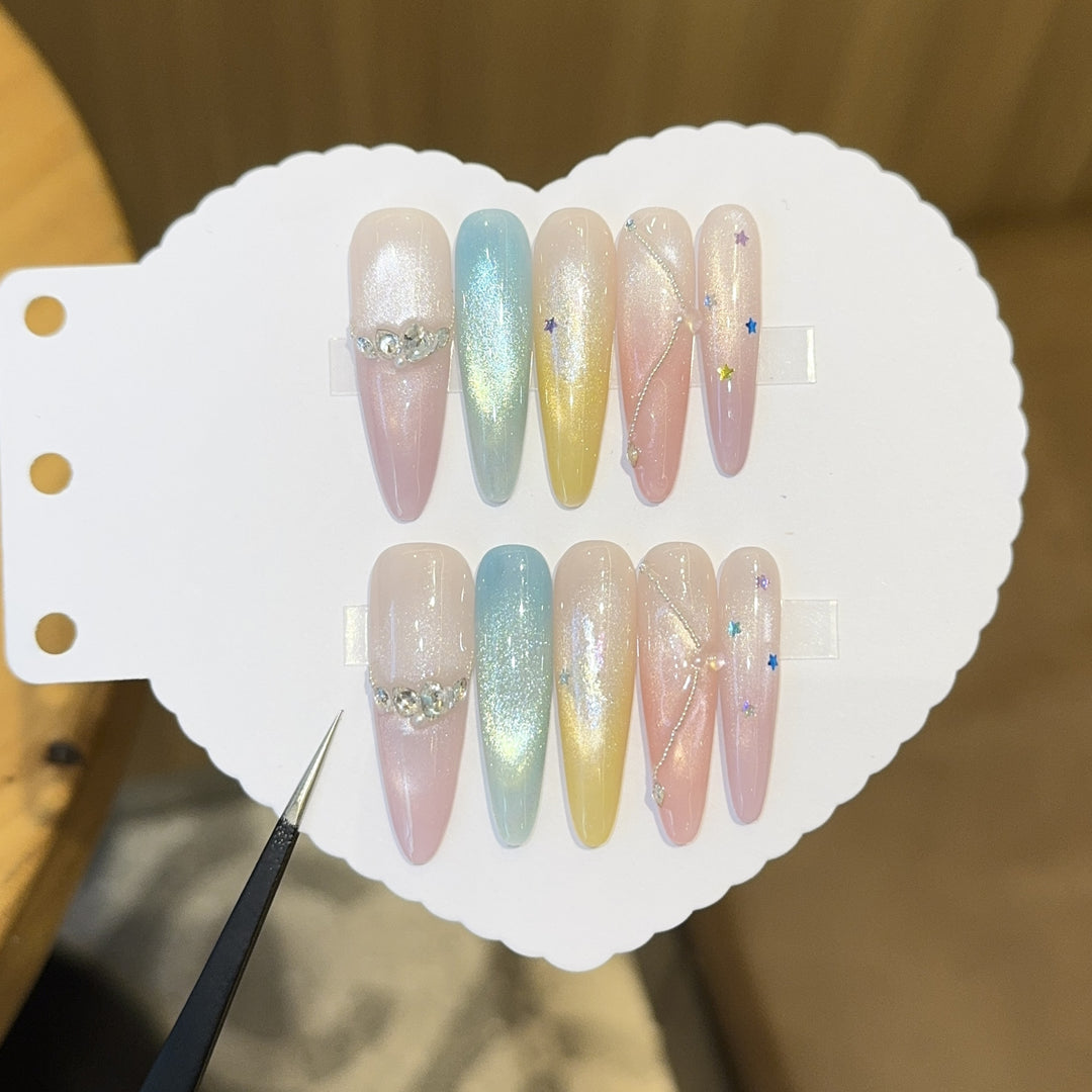 Artificial nails with shimmering effects and sparkling rhinestone details Kalsten