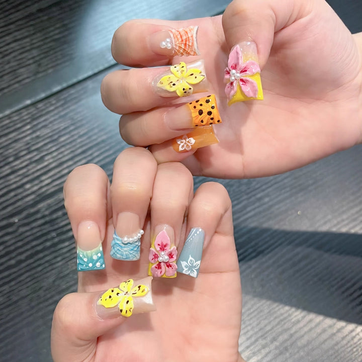 Exclusive artificial nails with floral accents and artistic embellishments Kalsten
