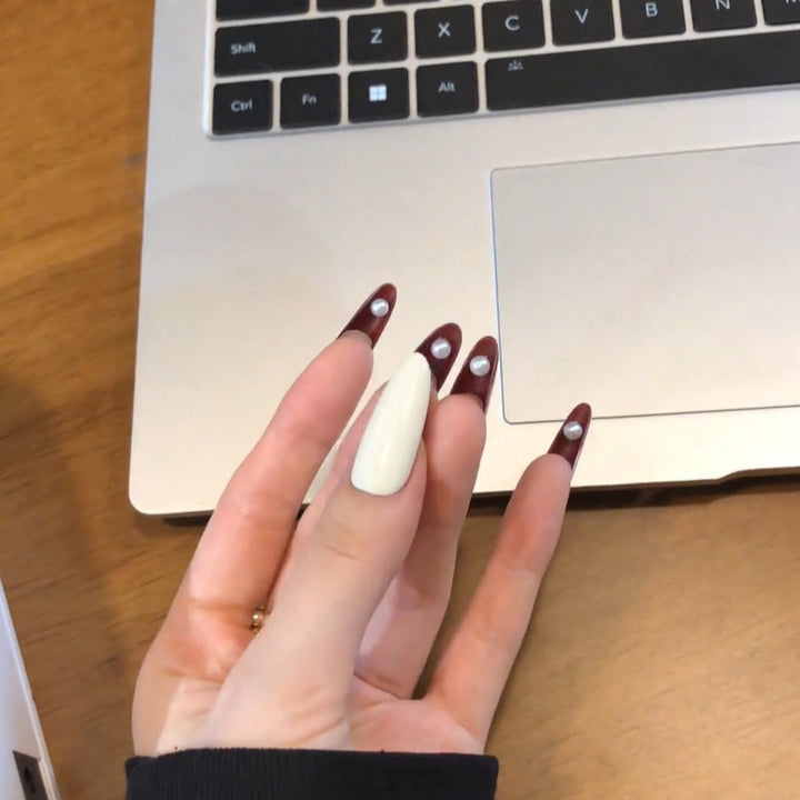 Glamorous artificial nails with elegant accents Kalsten