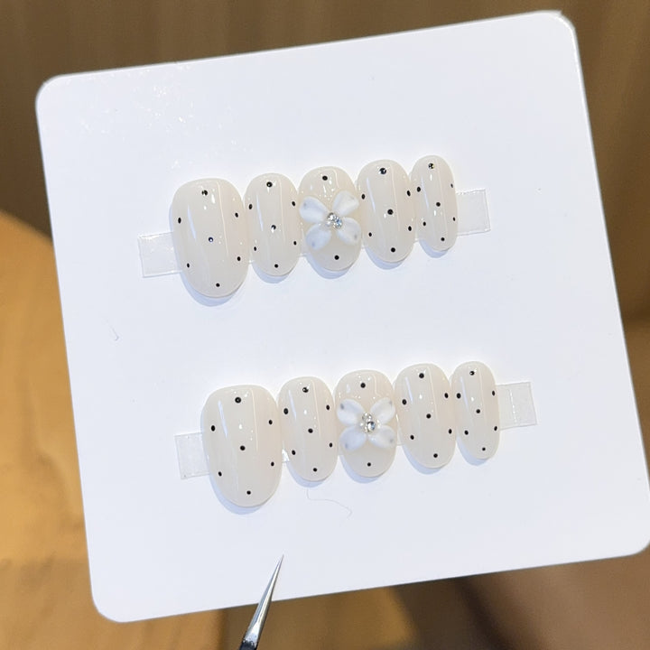Artificial nail tips with floral and dotted accents Kalsten