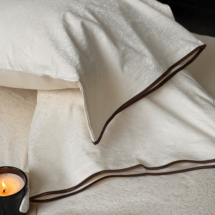 Bedding set made of jacquard cotton with paisley relief and contrast piping