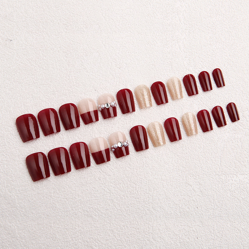 Glamorous artificial nails with glitter and pearl decorations Kalsten