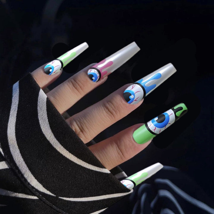 Holiday-Themed Press-On Nail Art Kalsten