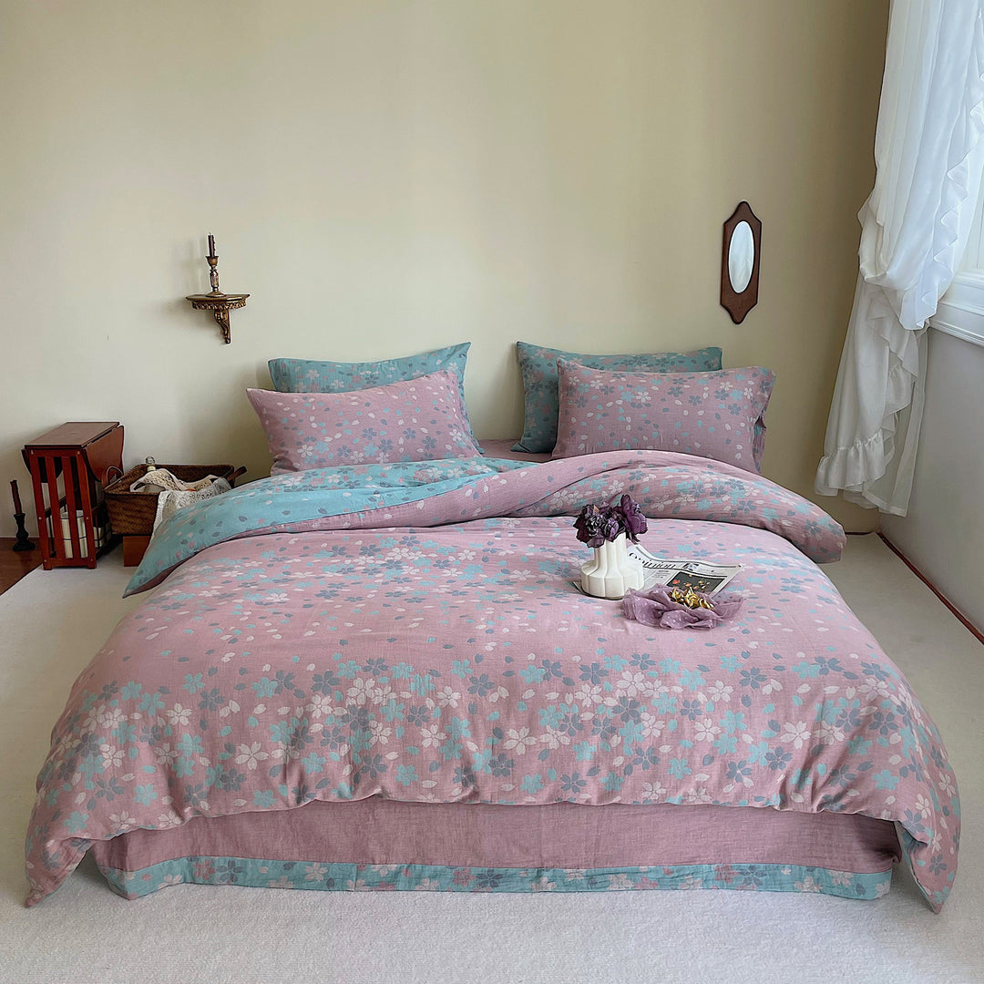 Reversible bedding set made of cotton-linen with delicate floral print and quilted blanket