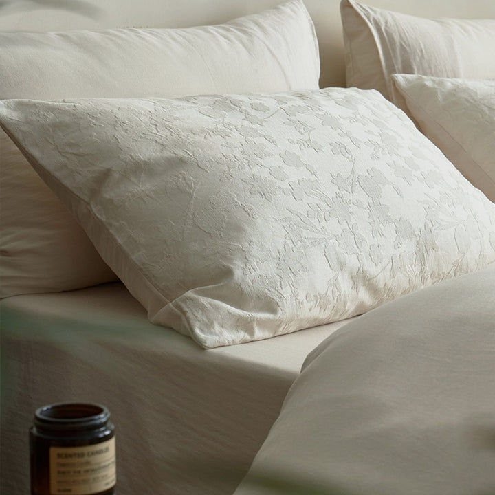 Bedding set made of cotton jacquard with fine quilting and reversible function