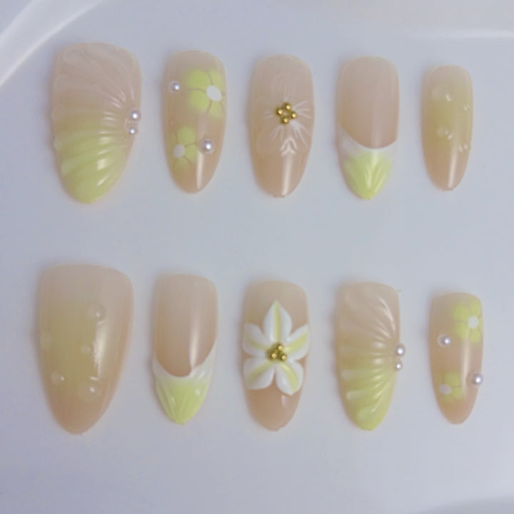 Elegant artificial nails with floral accents Kalsten