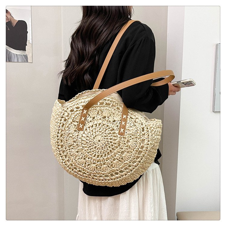Handcrafted straw shoulder bag with unique design Kalsten