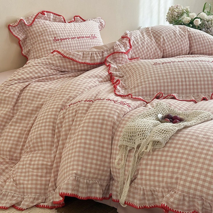Romantic checkered bedding set with ruffle, frill edge and embroidered decorative detail