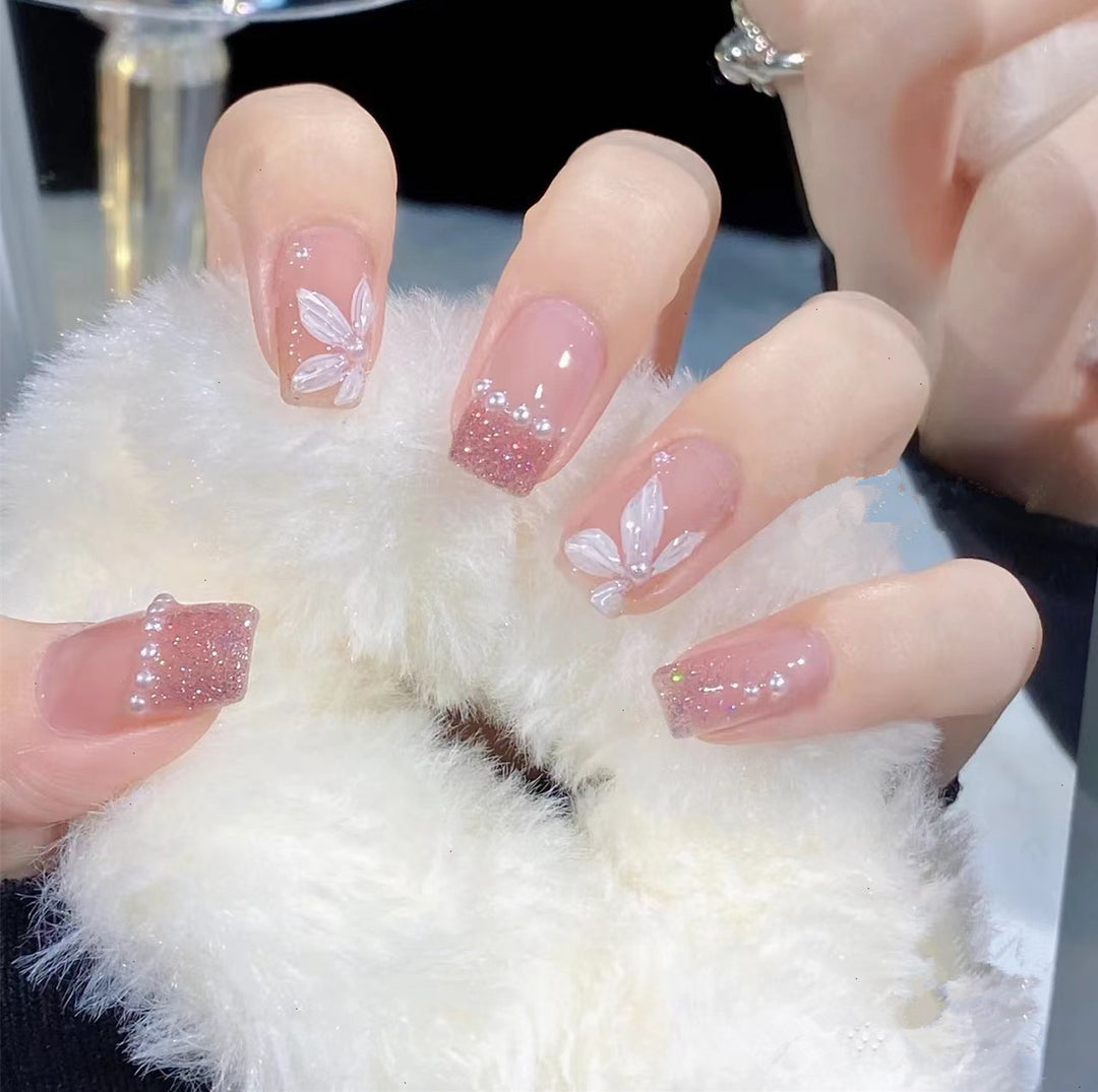 Glamorous artificial nails with sparkling accents Kalsten