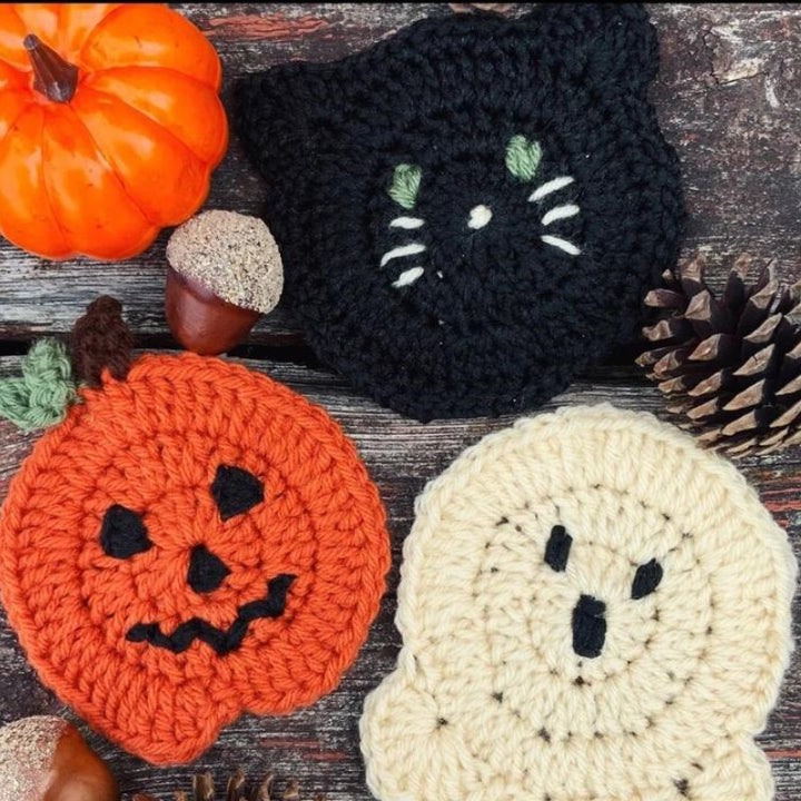 Hand-crocheted pumpkin pot holder and table mat made of cotton yarn