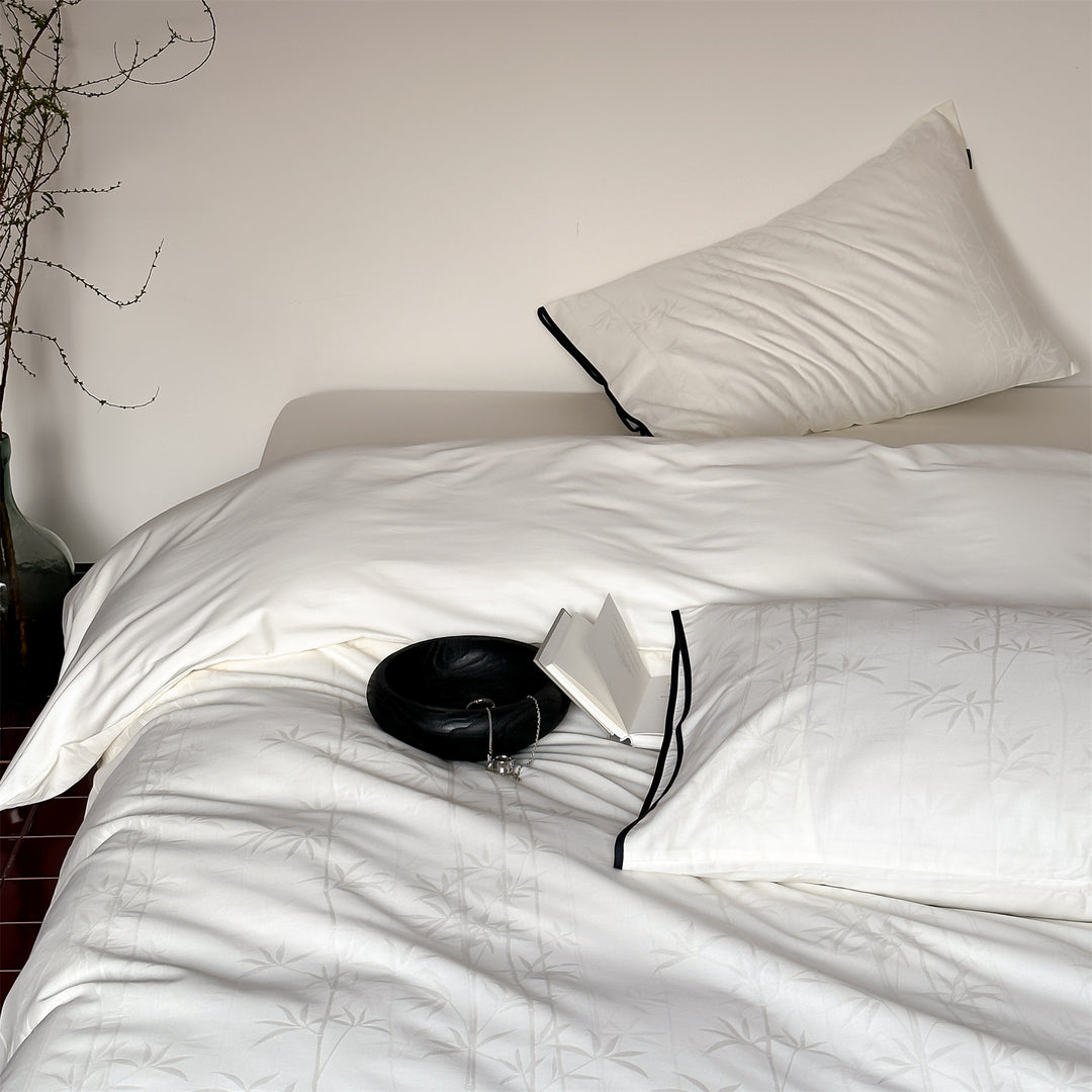 Bedding set made of cotton satin with bamboo jacquard and contrasting piping
