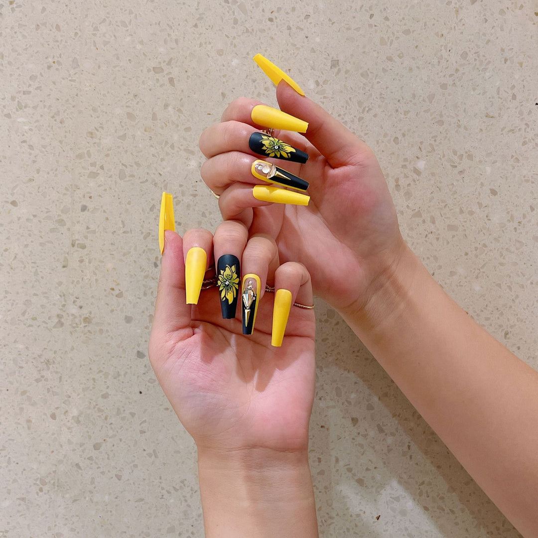 Artificial nail set with glamorous 3D decorations and detailed flower illustration Kalsten